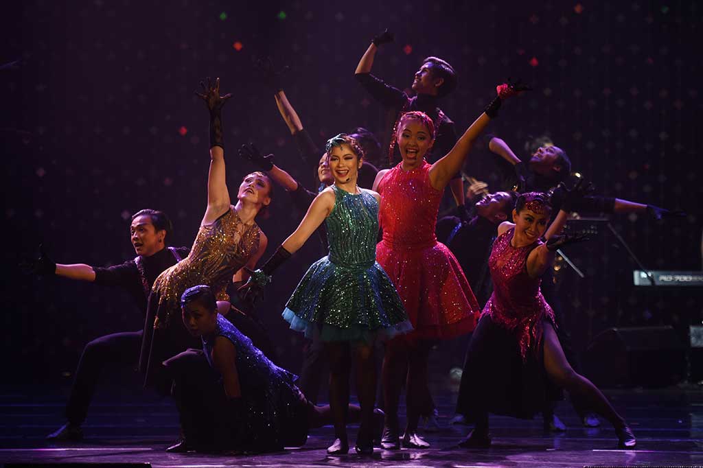 Penari dari Eksotika Karmawibhangga Indonesia (EKI) Dance Company menampilkan tarian 'That's Life' dalam pertunjukan EKI Update v2.1 di Gedung Kesenian Jakarta, Jakarta, Selasa (16/5/2017).