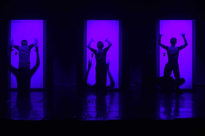 Penari dari EKI Dance Company menampilkan tarian '[Behind] The Door'.