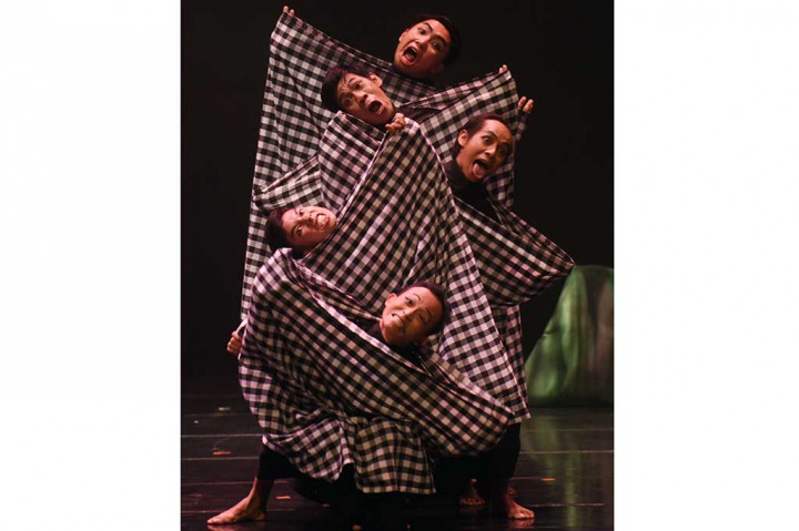 Penari dari EKI Dance Company menampilkan tarian 'Man Ja Mon'.