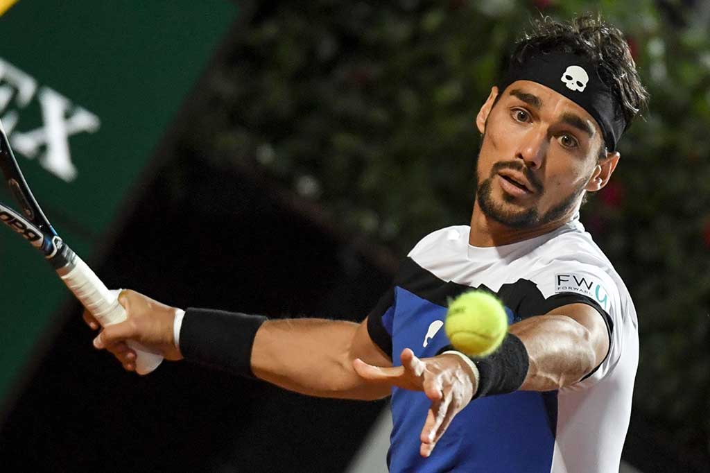 Petenis favorit tuan rumah Fabio Fognini menundukkan Murray di set pertama dengan mudah 6-2.