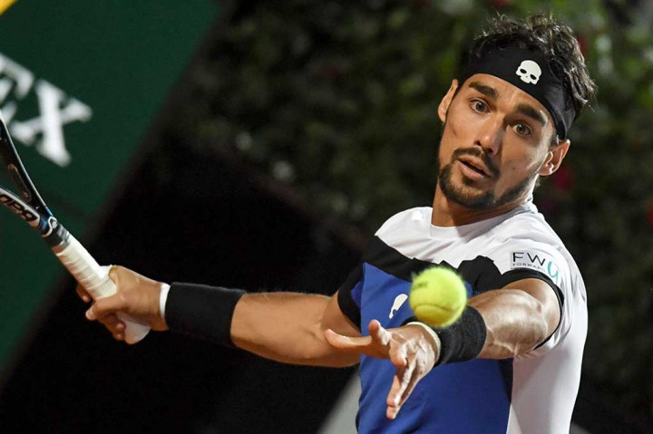 Petenis favorit tuan rumah Fabio Fognini menundukkan Murray di set pertama dengan mudah 6-2.