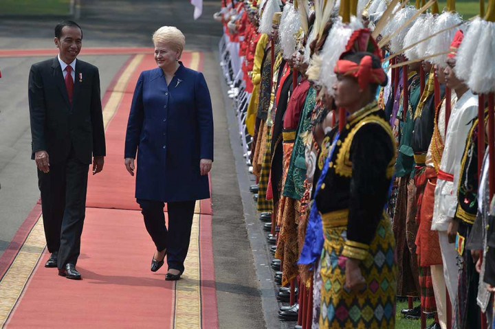 Presiden Joko Widodo bersama Presiden Lithuania Dalia Grybauskaite memeriksa pasukan kehormatan pada Upacara Penyambutan Kenegaraan di Istana Merdeka, Jakarta, Rabu (17/5/2017). 