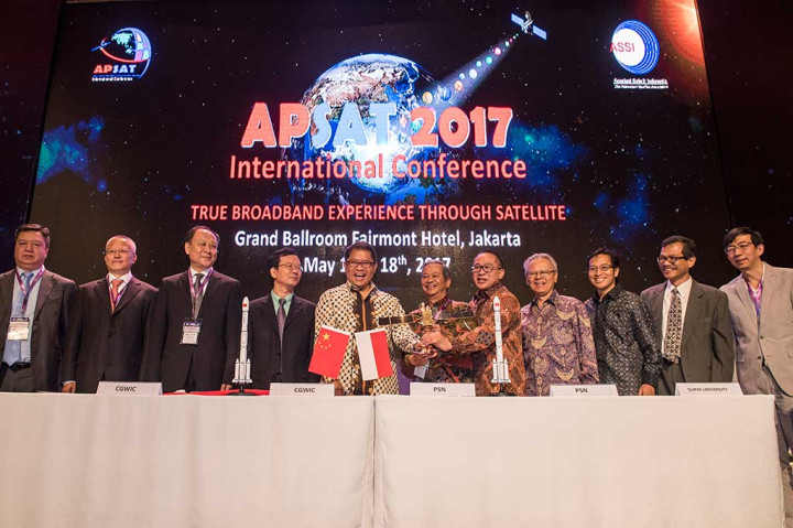 Penandatanganan kontrak pembelian senilai sekitar USD220 juta itu disaksikan Menteri Komunikasi dan Informatika Rudiantara di sela Asia Pacific Satellite Communications System International Conference (APSAT) 2017.