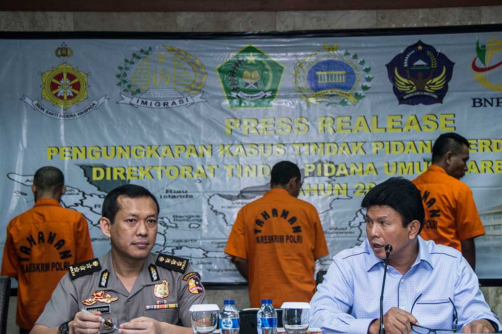 Kabareskrim Polri Komjen Ari Dono Sukmanto (kanan) didampingi Kabag Mitra Biro Penmas Divisi Humas Polri Kombes Pol Awi Setiyono memberikan keterangan pers mengenai pengungkapan kasus tindak pidana perdagangan orang, di Bareskrim Polri, Jakarta, Rabu (17/5).