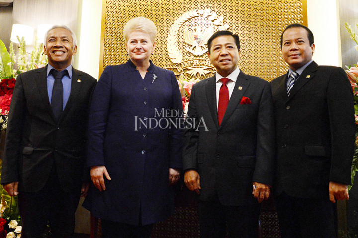 Kedatangan Dahlia disambut oleh 3 pimpinan DPR, yakni Setya Novanto, Taufik Kurniawan dan Agus Hermanto.