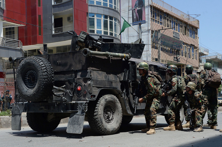 Setidaknya dua orang tewas dan 14 orang lainnya luka-luka setelah kantor Radio Televisi Afganistan (RTA) diserbu selama empat jam.
