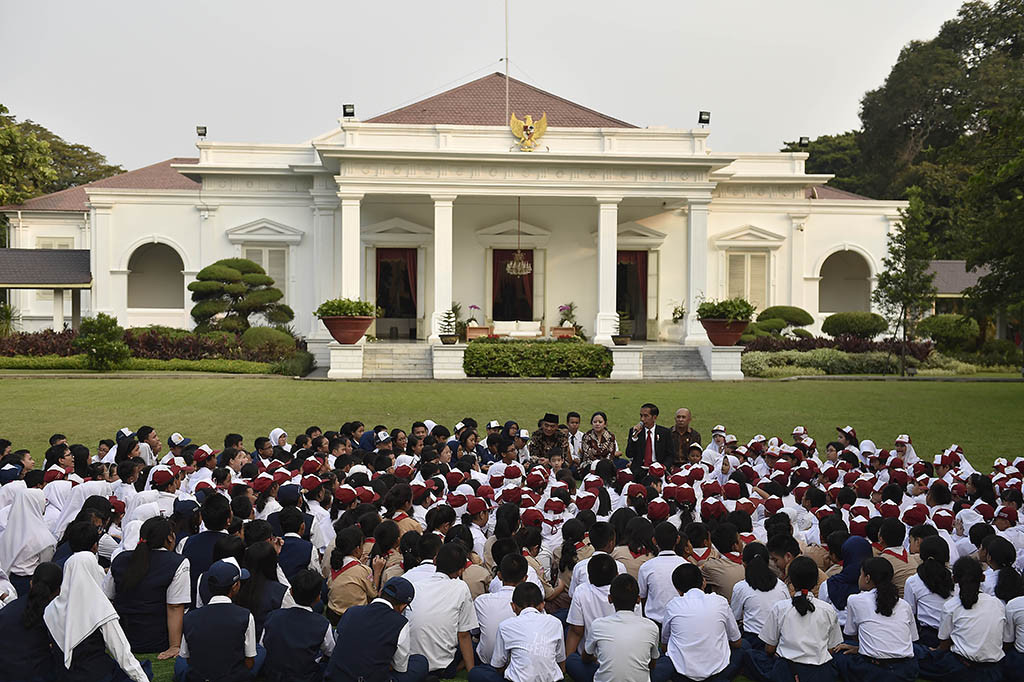 Sekitar 500 siswa SD dan SMP hadir dalam acara Gemar Baca dalam rangka Hari Buku Nasional di halaman tengah Istana Merdeka, Jakarta, Rabu (17/5/2017). 