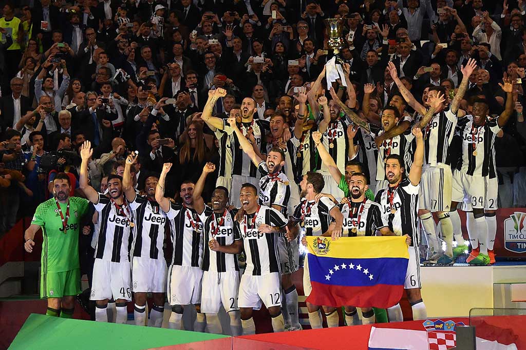 Para pemain Juventus melakukan selebrasi dengan mengangkat trofi Coppa Italia yang baru saja mereka raih usai menundukkan Lazio 2-0 di babak final di Stadion Olimpico, Kamis (18/5/2017) dini hari WIB.