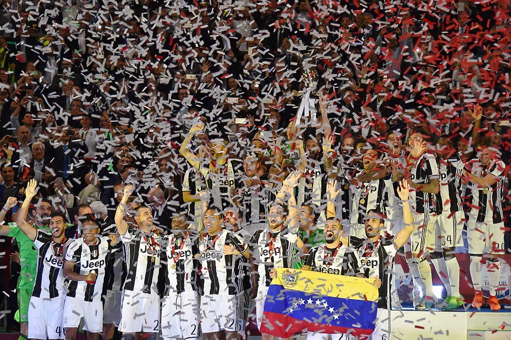 Juve menjadi tim pertama yang meraih gelar juara Coppa Italia tiga kali secara beruntun.