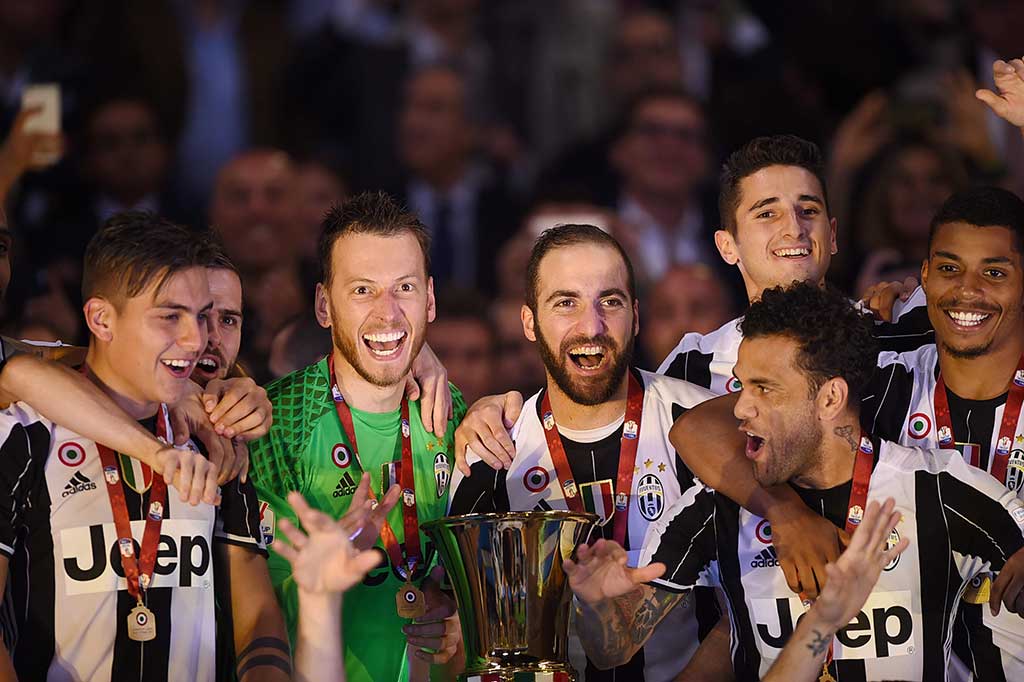 Bianconerri berpeluang meraih treble musim ini. Juve di ambang memenangi gelar Liga Italia untuk keenam kalinya secara beruntun, sebelum menghadapi Real Madrid pada final Liga Champions di Cardiff pada 3 Juni mendatang.