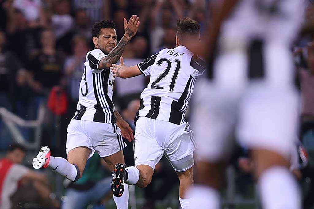 Juventus, yang mengalahkan Lazio pada final dua tahun silam, membuka kemenangan lewat sepakan Dani Alves menit ke-12.