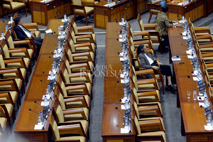 Sebanyak 324 anggota dewan tidak hadir dalam sidang paripurna sedangkan sisanya sebanyak 235 anggota DPR meneken daftar absensi dari total 559 anggota.