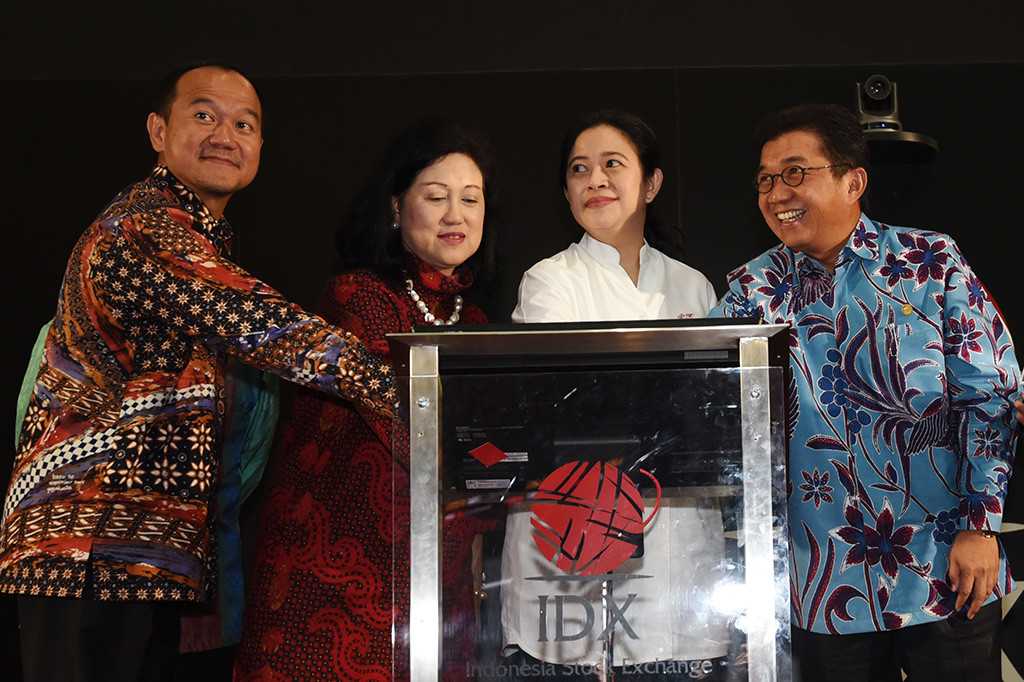 Menko Pembangunan Manusia dan Kebudayaan Puan Maharani didampingi Ketua Dewan Komisioner OJK Muliaman D Hadad, Anggota Dewan Komisioner OJK Kusumaningtuti S Soetiono dan Direktur Pengembangan BEI Nicky Hogan meluncurkan Strategi Perlindungan Konsumen Keuangan (SPKK) OJK 2013-2027 sekaligus membuka perdagangan bursa di Jakarta, Kamis (18/5/2017). 