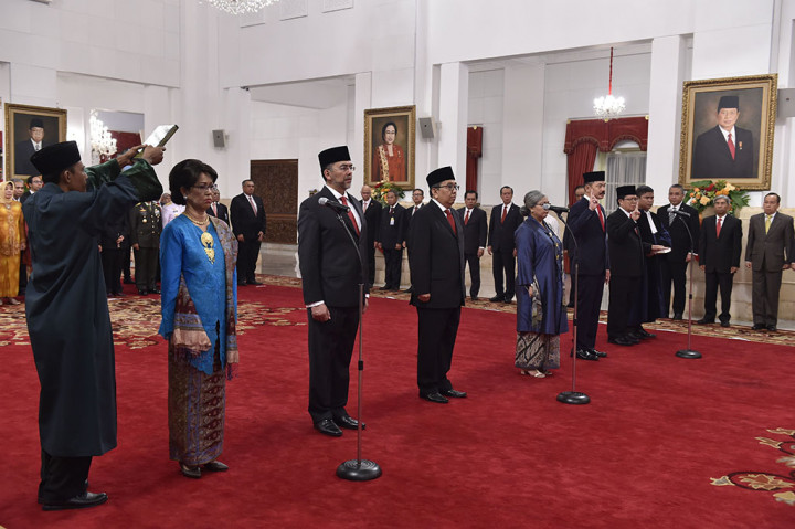 Keenam duta besar yang dilantik yakni Dubes RI untuk Yunani Ferry Adamhar, Dubes RI untuk India merangkap Bhutan Arto Suyodipuro, Dubes RI untuk Bangladesh merangkap Nepal Rina Soemarno, Dubes RI untuk Slovakia Wieke Adiwoso, Dubes RI untuk Tanzania merangkap Rwanda-Burundi Radar Pardede, dan Dubes RI untuk Malaysia Rusdi Kirana. 