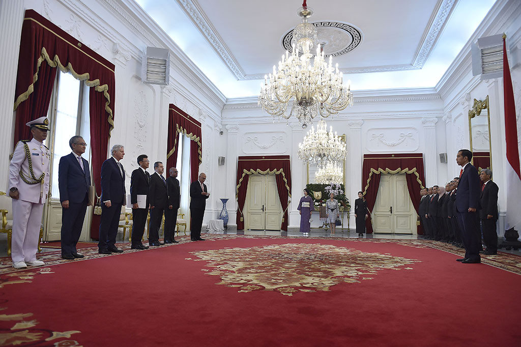 Dalam kesempatan ini, Presiden Jokowi juga menerima Surat Kepercayaan Duta Besar Luar Biasa dan Berkuasa Penuh (LBBP) dari lima negara sahabat. Yaitu Dubes Thailand Pitchayaphant Chambumido, Dubes Spanyol Jose Maria Matres Manso, Dubes Ekuador Fabian Valdivieso, Dubes Jepang Masafumi Ishii, dan Dubes Trinidad dan Tobago Dave Chandalai Persad. 