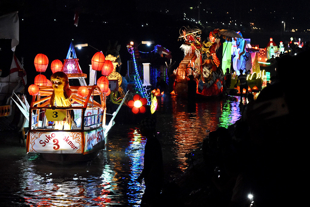 Sejumlah perahu hias melintas beriringan dalam Festival Banjir Kanal Barat (BKB) 2017 di tepi Sungai BKB, Semarang, Jawa Tengahh, Kamis (18/5) malam. Selain untuk meramaikan perayaan hari ulang tahun (HUT) ke-470 Semarang, parade yang diikuti belasan kapal hias tersebut juga mengkampanyekan pelestarian lingkungan salah satu sungai pengendali banjir itu.