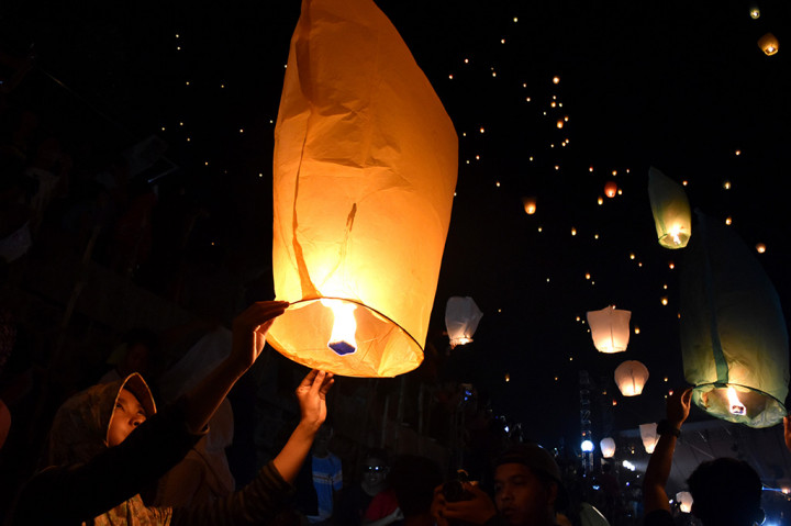 Sebanyak 4.700 lampion diterbangkan serentak dalam acara yang juga untuk memeriahkan hari ulang tahun (HUT) ke-470 Kota Semarang.