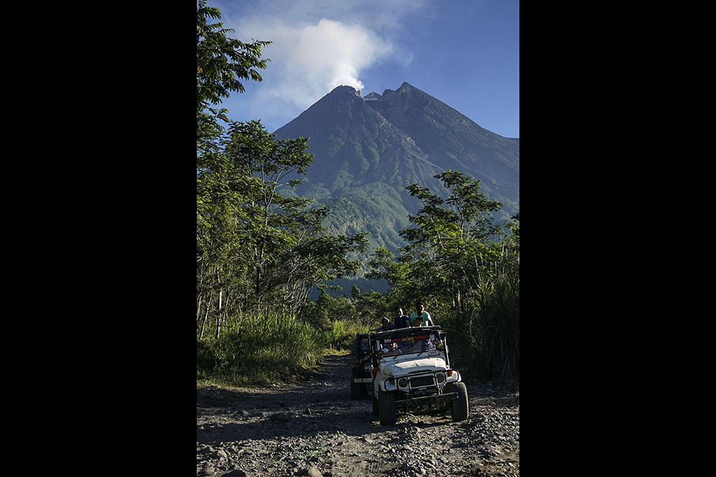 Selain bisa menikmati udara yang segar, wisatawan akan menaiki mobil jip saat mengikuti wisata lava tour Gunung Merapi, Kaliadem, Umbulharjo, Sleman, DI Yogyakarta.