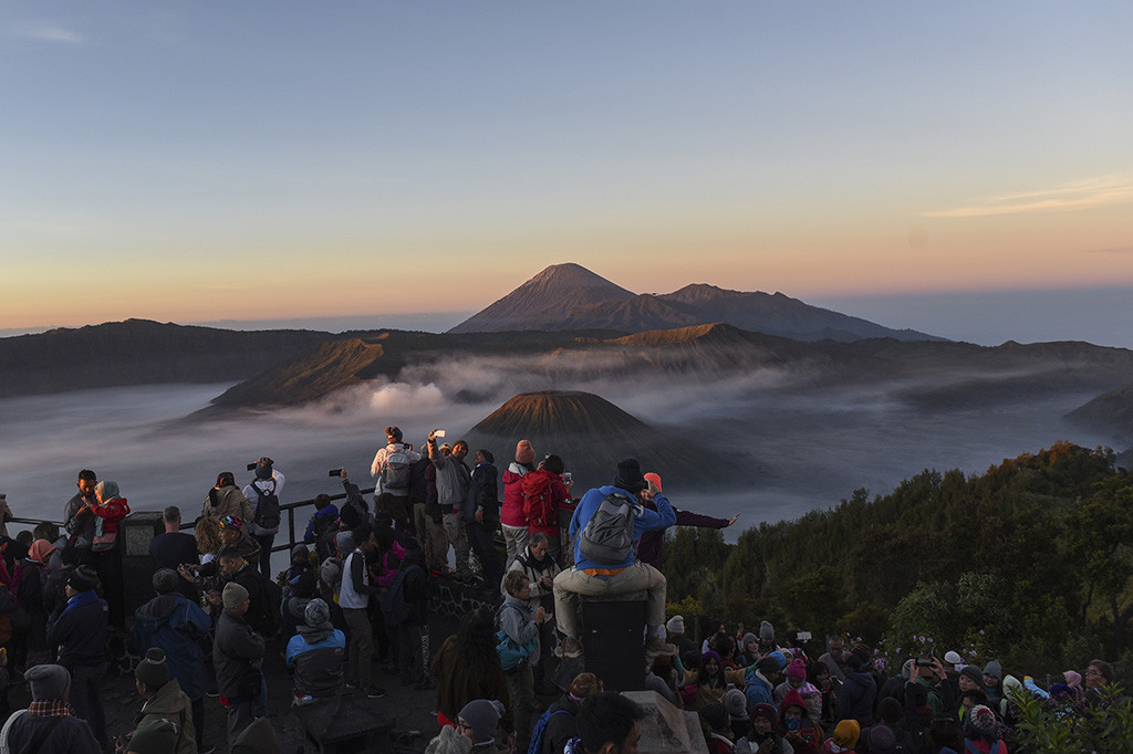 Di puncak Bromo, Anda dapat mendapatkan pemandangan matahari terbenam (sunset), salah satu yang paling memikat di Indonesia.