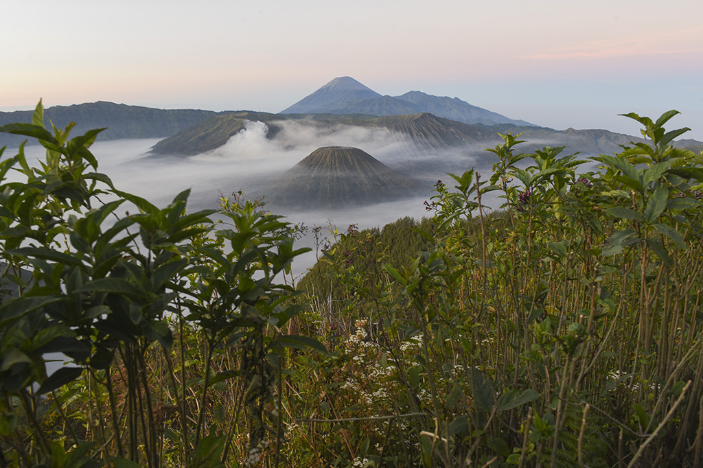 Suasana gunung Bromo dari penanjakan satu di Probolinggo, Jawa Timur.
