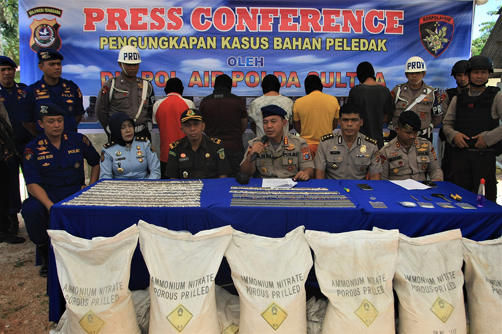Direktorat Polisi Air Polda Sultra menangkap lima tersangka kasus tindak pidana pembuatan dan perdagangan detonator bahan peledak. 
