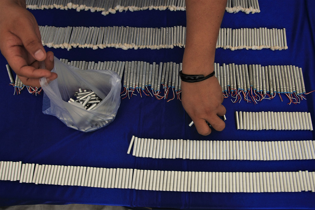 Petugas mengamankan 300 detonator pabrikan non listrik, 400 detonator rakitan non listrik, 100 detonator listrik, 30 karung amonium nitrat dan satu unit kapal motor.