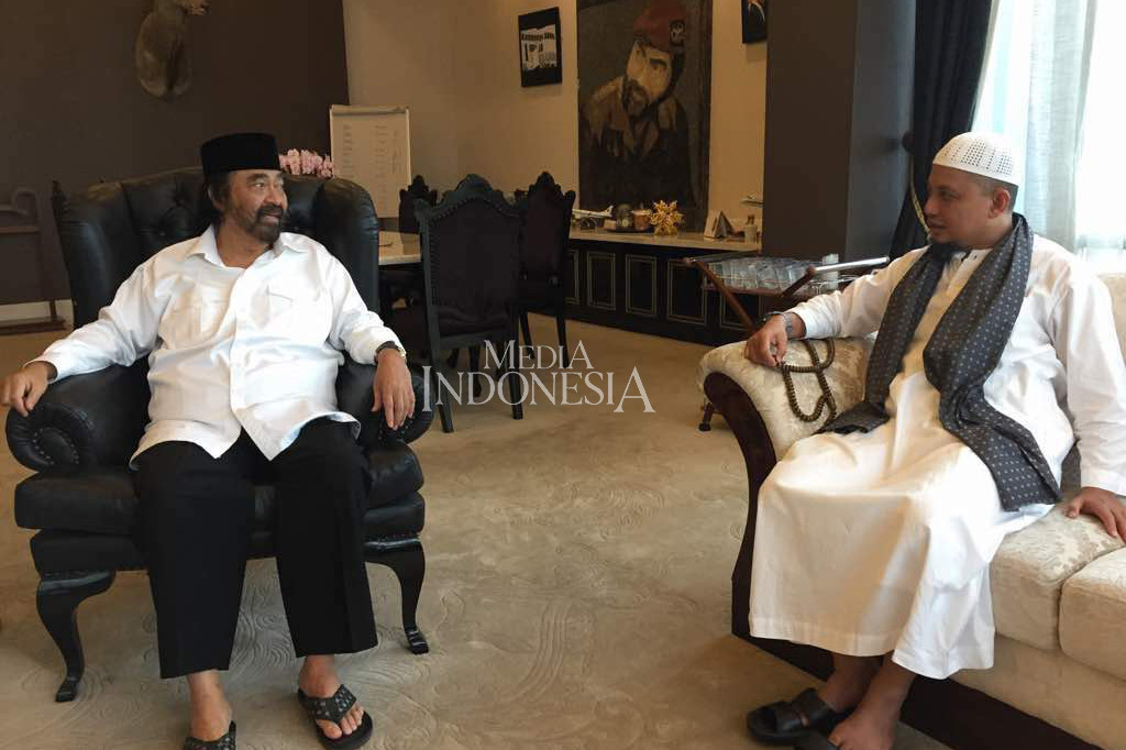 Usai melaksanakan Salat Jumat, Ustaz Arifin Ilham dan Ketum Partai NasDem Surya Paloh mengadakan pertemuan di Kantor DPP Partai NasDem, Jakarta.