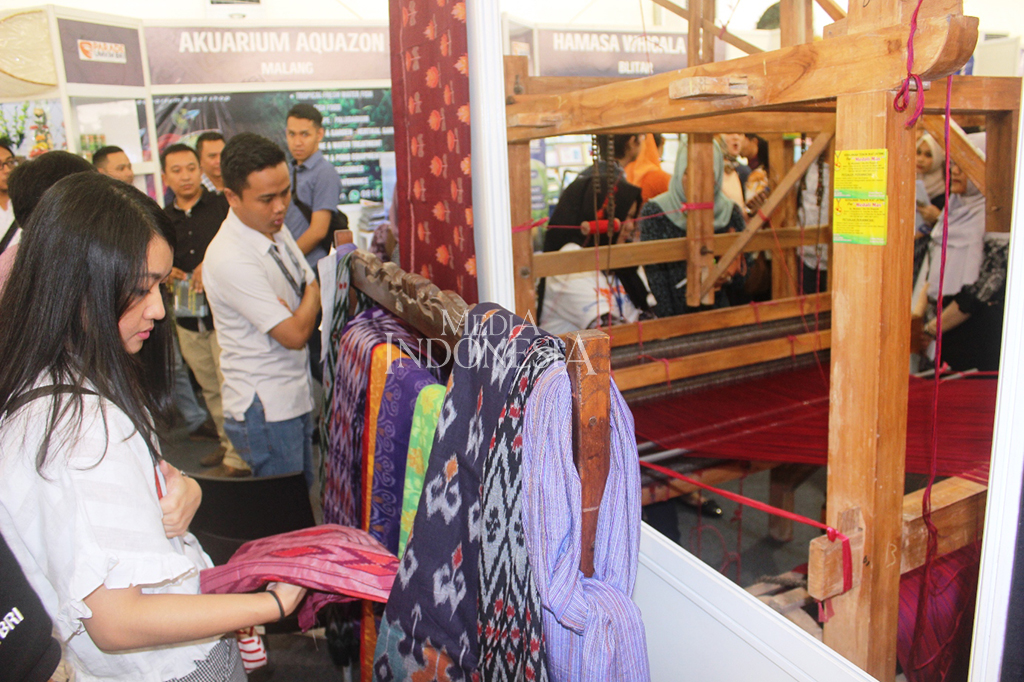 Parade itu sebagai ajang pameran, promosi dan meluaskan pemasaran produk yang diikuti 122 UMKM di daerah setempat.