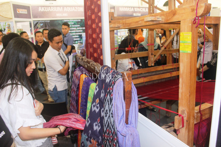 Parade itu sebagai ajang pameran, promosi dan meluaskan pemasaran produk yang diikuti 122 UMKM di daerah setempat.