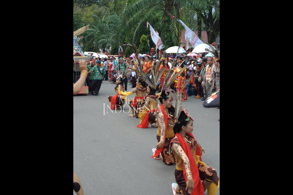Semarak Festival Budaya Iseng Mulang