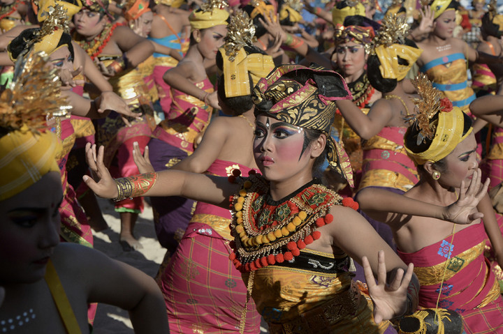 Pelajar menampilkan tari nelayan massal saat pembukaan Badung Bahari Festival 2017 di Tanjung Benoa, Badung, Bali, Jumat (19/5).