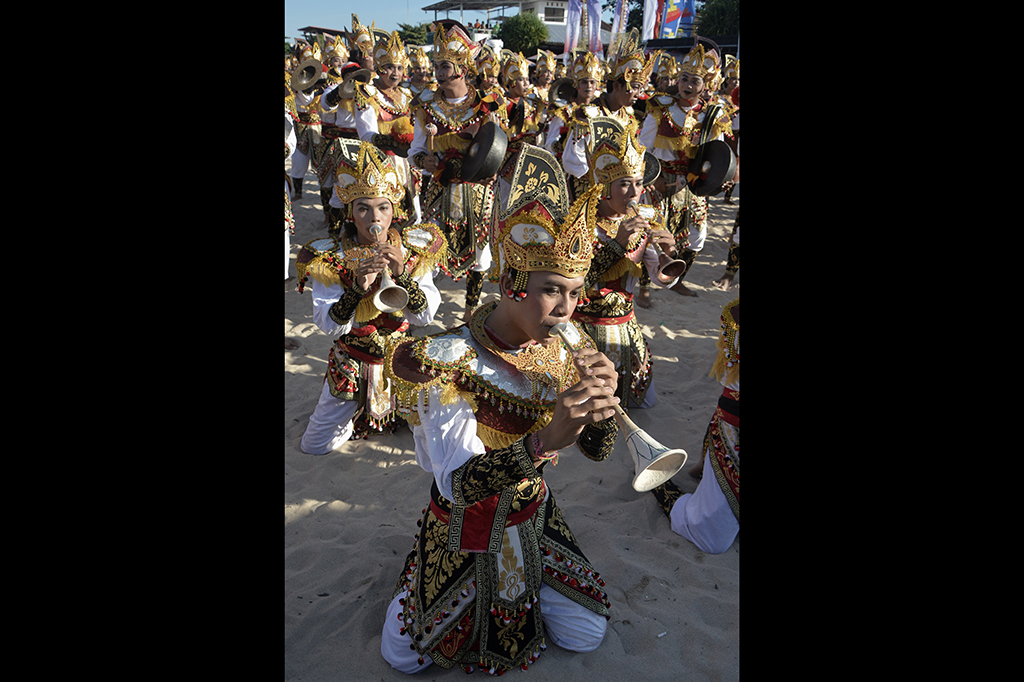 Seniman menampilkan kesenian Kendang Bebarungan Ketug Bumi saat pembukaan Badung Bahari Festival 2017 di Tanjung Benoa, Badung, Bali, Jumat (19/5).