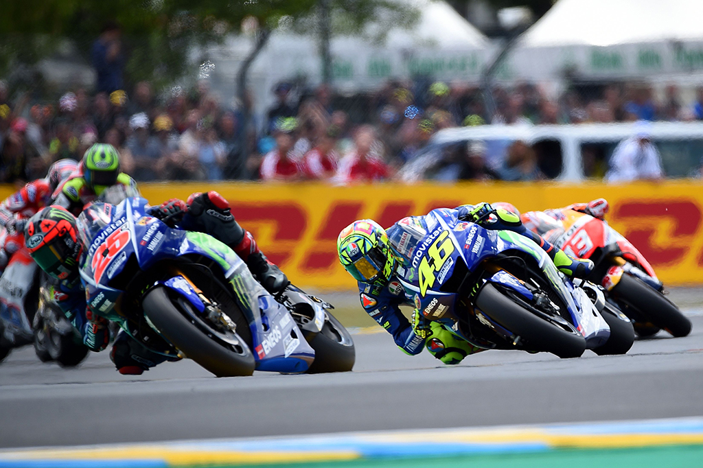 Vinales memenangi persaingan ketat dengan rekan satu timnya, Valentino Rossi. Pebalap asal Spanyol itu sempat disusul Rossi di lap ke-25.
