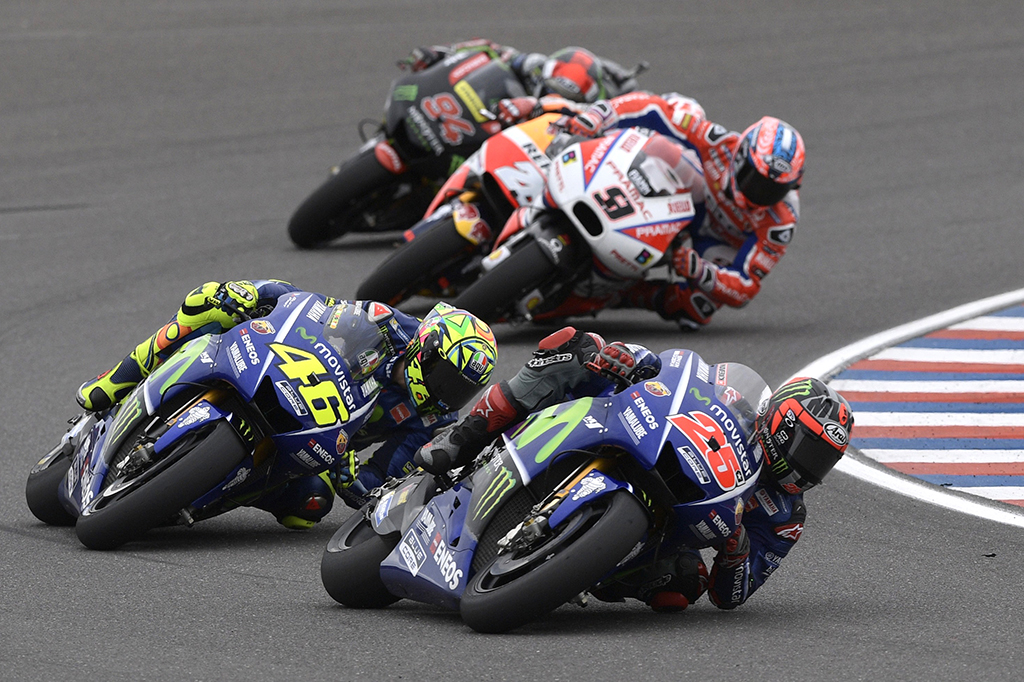 Namun, pertarungan sengit terjadi di lap terakhir. Vinales sukses mengambil alih posisi terdepan, sementara Rossi yang ingin mengejar justru tegelincir dan gagal melanjutkan balapan.