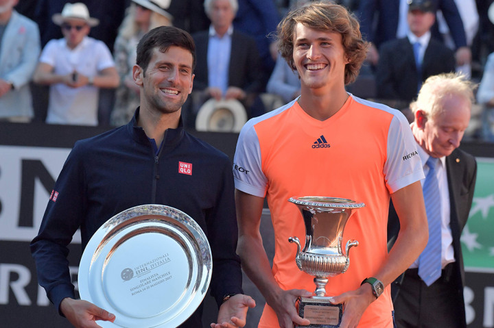 Zverev menang dua set langsung atas Djokovic pada pertandingan final di Foro Italico, Minggu (21/5/2017). 