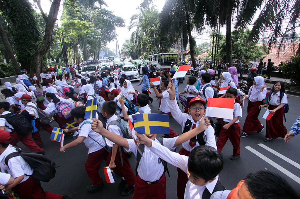 Memasuki Kompleks Istana Kepresidenan Bogor, Raja Gustaf dan Ratu Silvia disambut oleh barisan anak sekolah yang mengenakan pakaian adat berbagai daerah Indonesia. Mereka juga mengibarkan bendera kecil Indonesia dan Swedia. ANTARA/Puspa Perwitasari