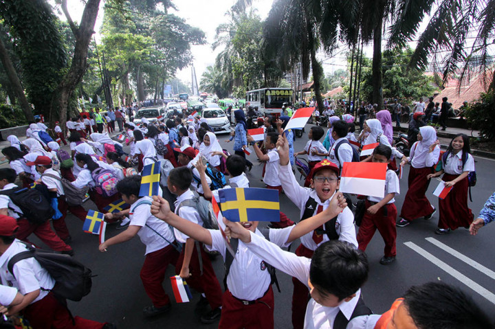 Memasuki Kompleks Istana Kepresidenan Bogor, Raja Gustaf dan Ratu Silvia disambut oleh barisan anak sekolah yang mengenakan pakaian adat berbagai daerah Indonesia. Mereka juga mengibarkan bendera kecil Indonesia dan Swedia. ANTARA/Puspa Perwitasari