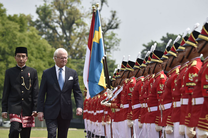 Jokowi mengajak Raja Gustaf untuk memeriksa pasukan kehormatan pada Upacara Penyambutan Kenegaraan di Istana Bogor, Jawa Barat. ANTARA/Puspa Perwitasari