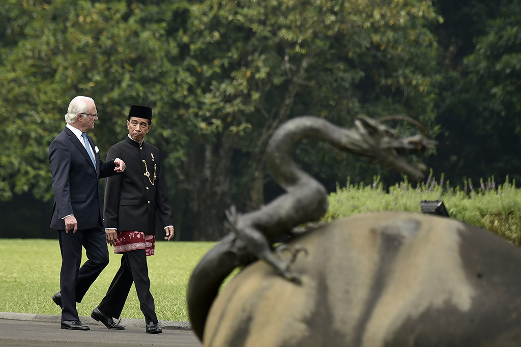 Kemudian Jokowi mengajak Raja Gustaf untuk jalan santai melihat suasana Istana Kepresidenan Bogor. Keduanya terlibat perbincangan santai sambil melihat-lihat sekitar Istana. ANTARA/Puspa Perwitasari