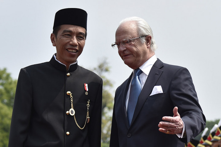 Presiden Jokowi berbincang dengan Raja Gustaf disela Upacara Penyambutan Kenegaraan di Istana Bogor, Jawa Barat. ANTARA/Puspa Perwitasari