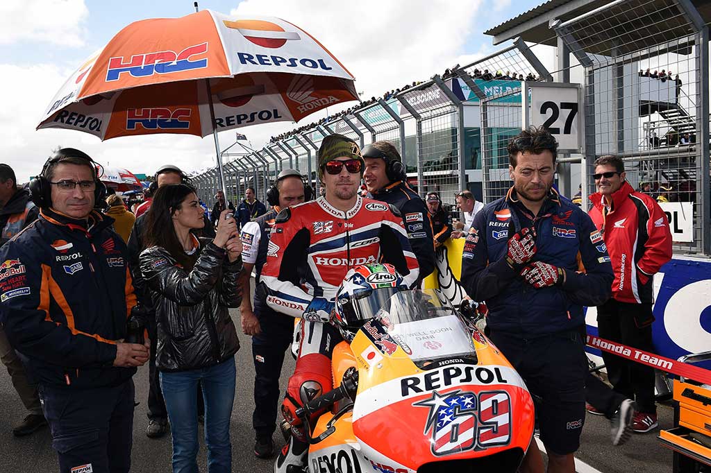 Hayden (35) tertabrak mobil saat berlatih dengan menggunakan sepedanya di Pesisir Adriatic Italia, dampak benturan itu sampai merusak kaca mobil. Ia mengalami kerusakan otak serius akibat kecelakaan ini. Pembalap yang memiliki julukan 'The Kentucky Kid' tersebut, dalam kondisi koma.