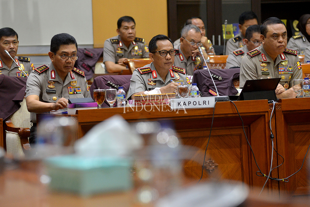 Kapolri Jenderal Tito Karnavian didampingi Wakapolri Komjen Syafruddin dan Kabaharkam Komjen Putut Eko Bayuseno mengikuti rapat kerja dengan Komisi III DPR di Gedung Nusantara III, Kompleks Parlemen Senayan, Jakarta.