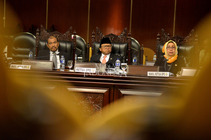 Ketua Dewan Perwakilan Daerah (DPD) Oesman Sapta Odang didampingi dua Wakil Ketua DPD Nono Sampono dan Darmayanti Lubis memimpin rapat paripurna luar biasa DPD di Gedung Nusantara V, Kompleks Parlemen Senayan, Jakarta.