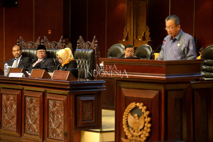 Ketua DPD Oesman Sapta Odang didampingi dua Wakil Ketua DPD Nono Sampono dan Darmayanti Lubis  memerhatikan pembacaan laporan pemeriksaan BPK dari Ketua BPK Moermahadi Soerja Djanegara dalam rapat paripurna luar biasa DPD di Gedung Nusantara V, Kompleks Parlemen Senayan, Jakarta.