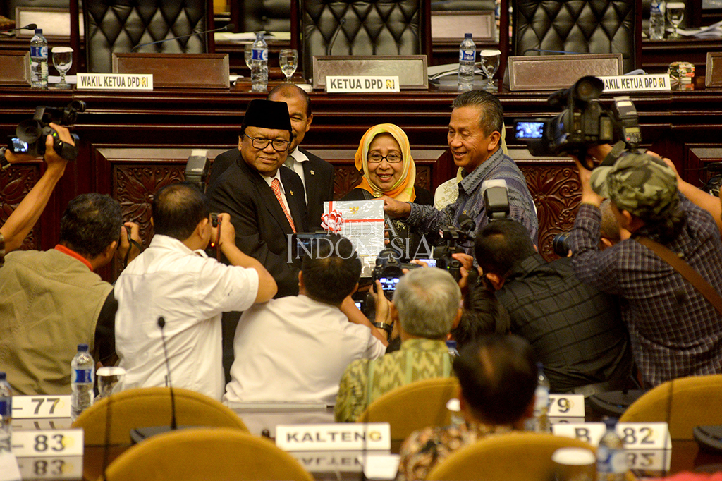 Ketua DPD Oesman Sapta Odang didampingi dua Wakil Ketua DPD Nono Sampono, Darmayanti Lubis menerima laporan pemeriksaan BPK dari Ketua BPK Moermahadi Soerja Djanegara dalam rapat paripurna luar biasa DPD di Gedung Nusantara V, Kompleks Parlemen Senayan, Jakarta.