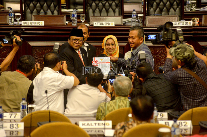 Ketua DPD Oesman Sapta Odang didampingi dua Wakil Ketua DPD Nono Sampono, Darmayanti Lubis menerima laporan pemeriksaan BPK dari Ketua BPK Moermahadi Soerja Djanegara dalam rapat paripurna luar biasa DPD di Gedung Nusantara V, Kompleks Parlemen Senayan, Jakarta.