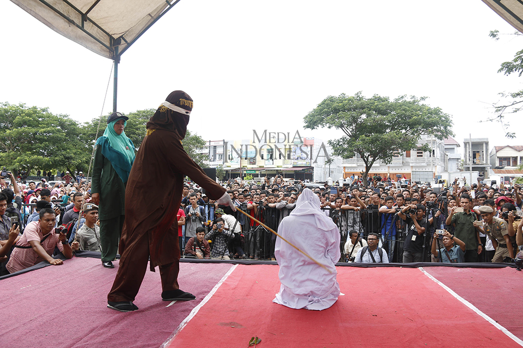 Pelaksanaan hukuman cambuk disaksikan ribuan warga serta mendapat pengawalan ketat polisi, anggota Satpol PP, dan Wilayatul Hisbah Kota Banda Aceh.
