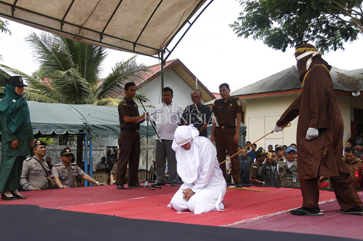Delapan orang bersalah melakukan perbuatan ikhtilath atau mesum yang diatur dalam Pasal 25 Ayat (1) Qanun Nomor 6 Tahun 2014 tentang Hukum.