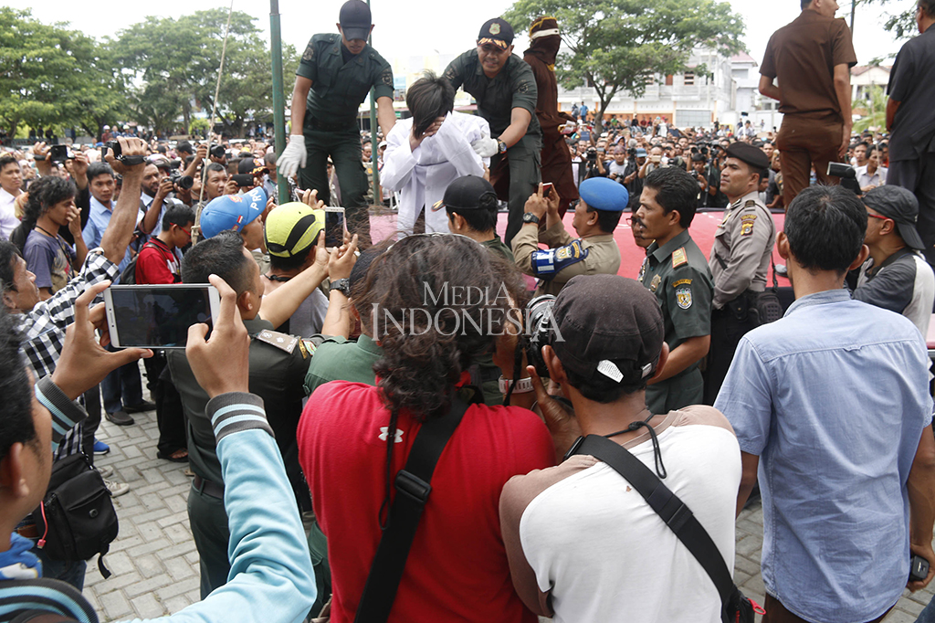 Semua pelanggar syariat Islam yang dihukum cambuk tersebut sebagian besar di antaranya hasil penangkapan warga.