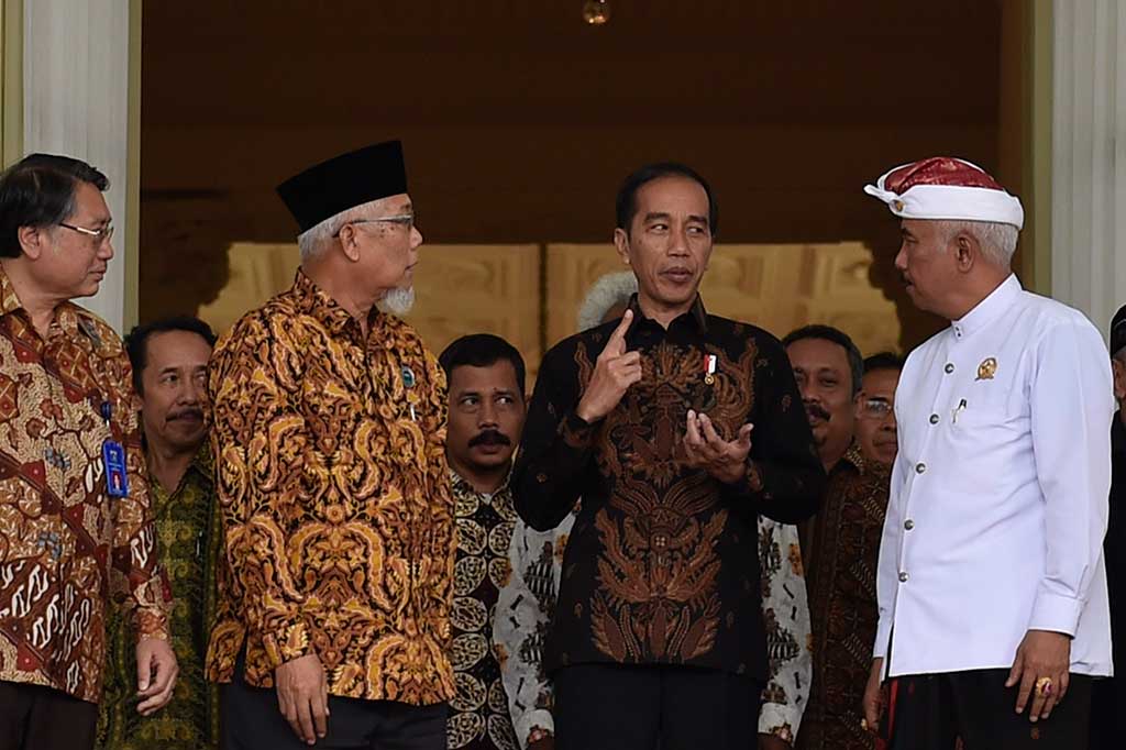 Presiden Jokowi berbincang dengan tokoh-tokoh agama yang tergabung dalam Asosiasi Forum Kerukunan Umat Beragama usai pertemuan.
